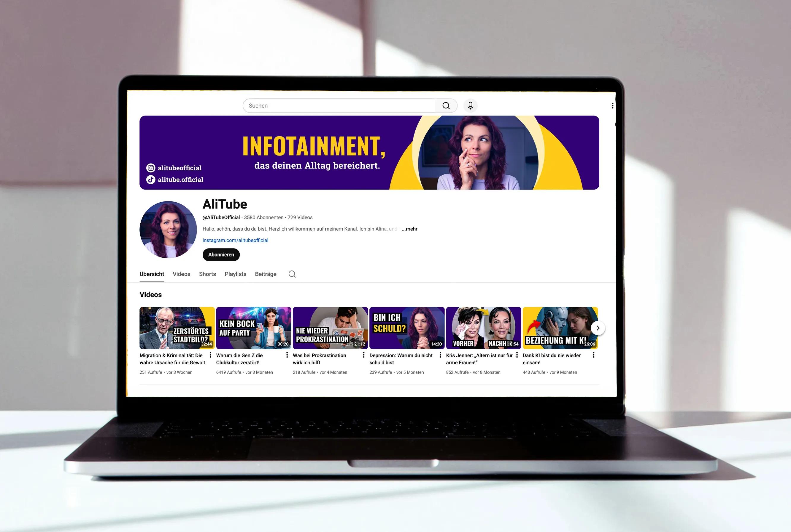 Ali-Na Social Media Strategie auf dem Laptop